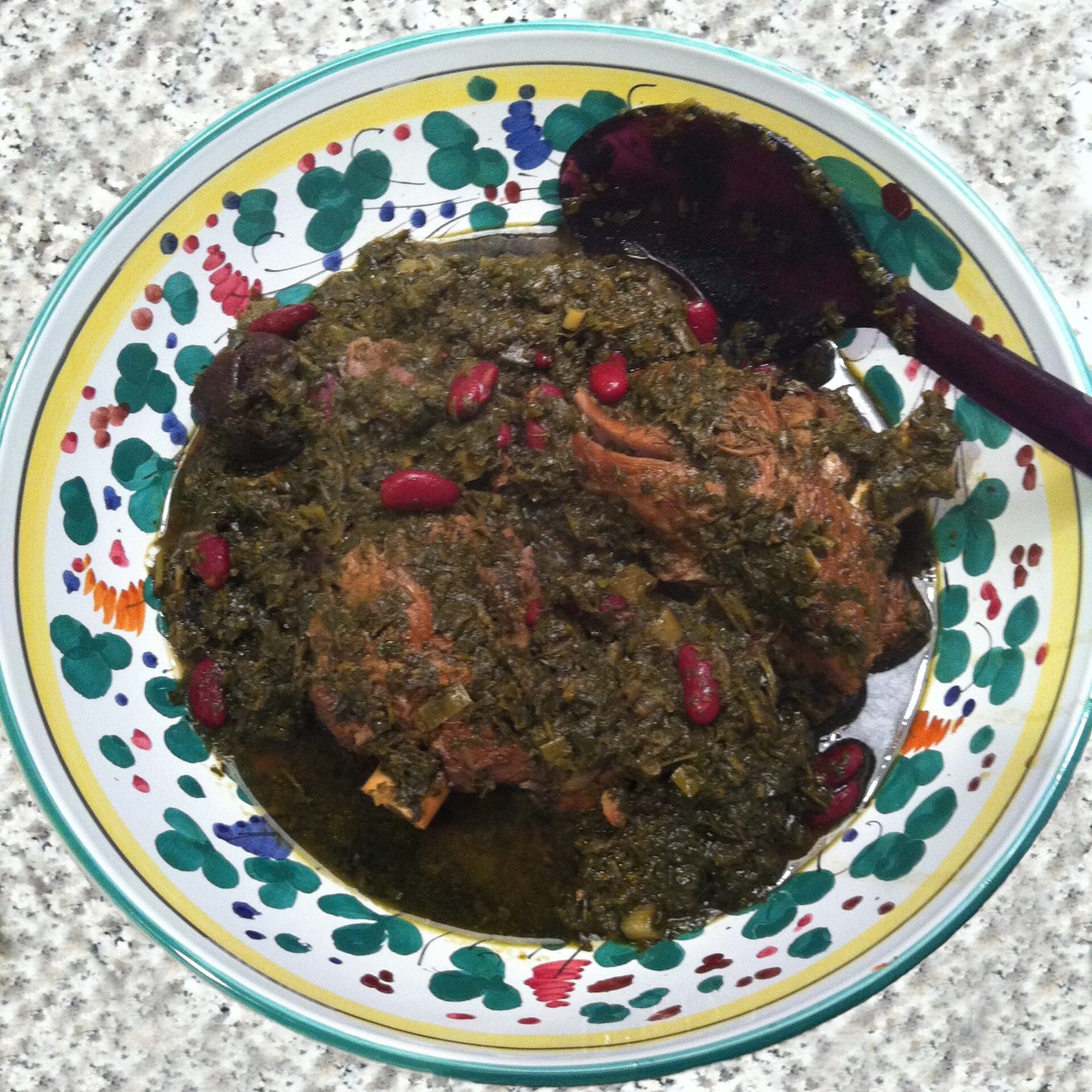 Ghormeh sabzi : ragoût vert sombre aux herbes, haricots rouges et agneau