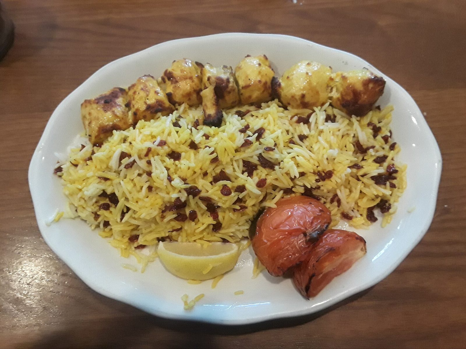 Plat de zereshk polo : riz safrané parsemé d'épines-vinettes rouges