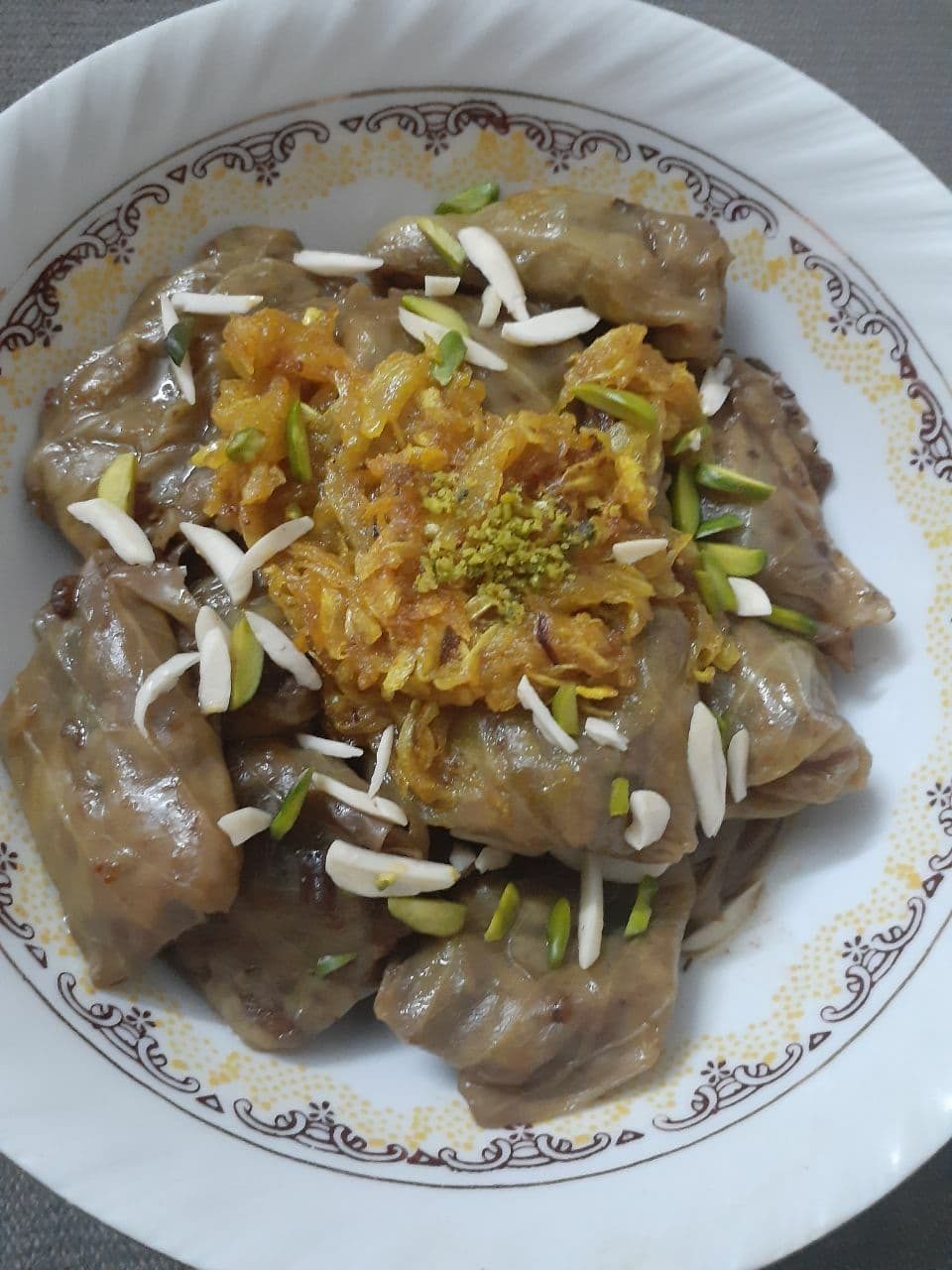 Assiette de dolmeh kalam : rouleaux de chou farcis garnis d'oignon safrané, d'amandes et de pistaches