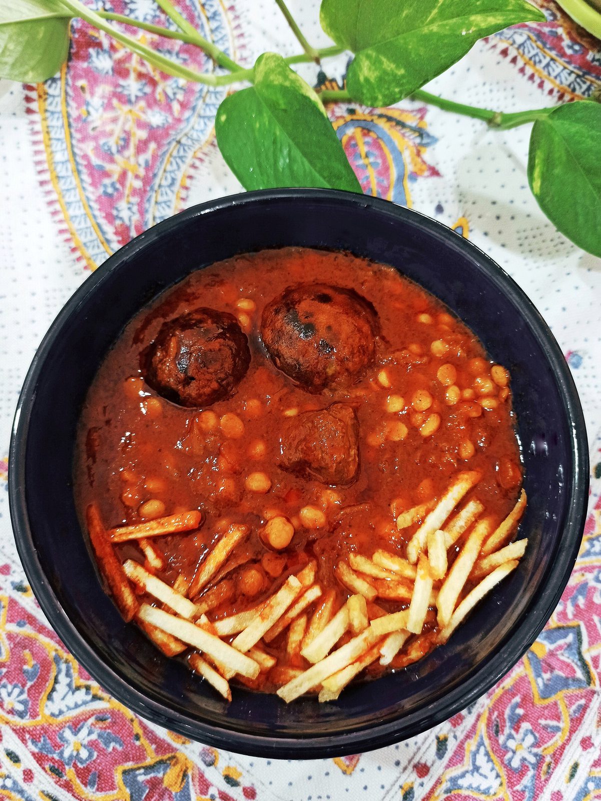Khoresh gheimeh : ragoût de pois cassés et de viande couvert de pommes de terre frites