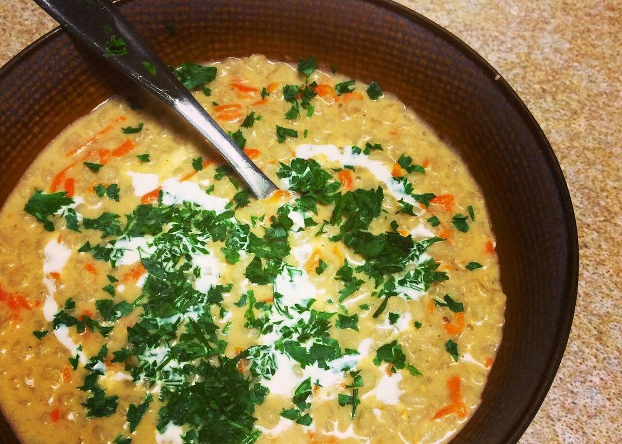 Bol de soup-e jo : soupe crémeuse à l'orge perlé et à la carotte râpée, parsemée de persil
