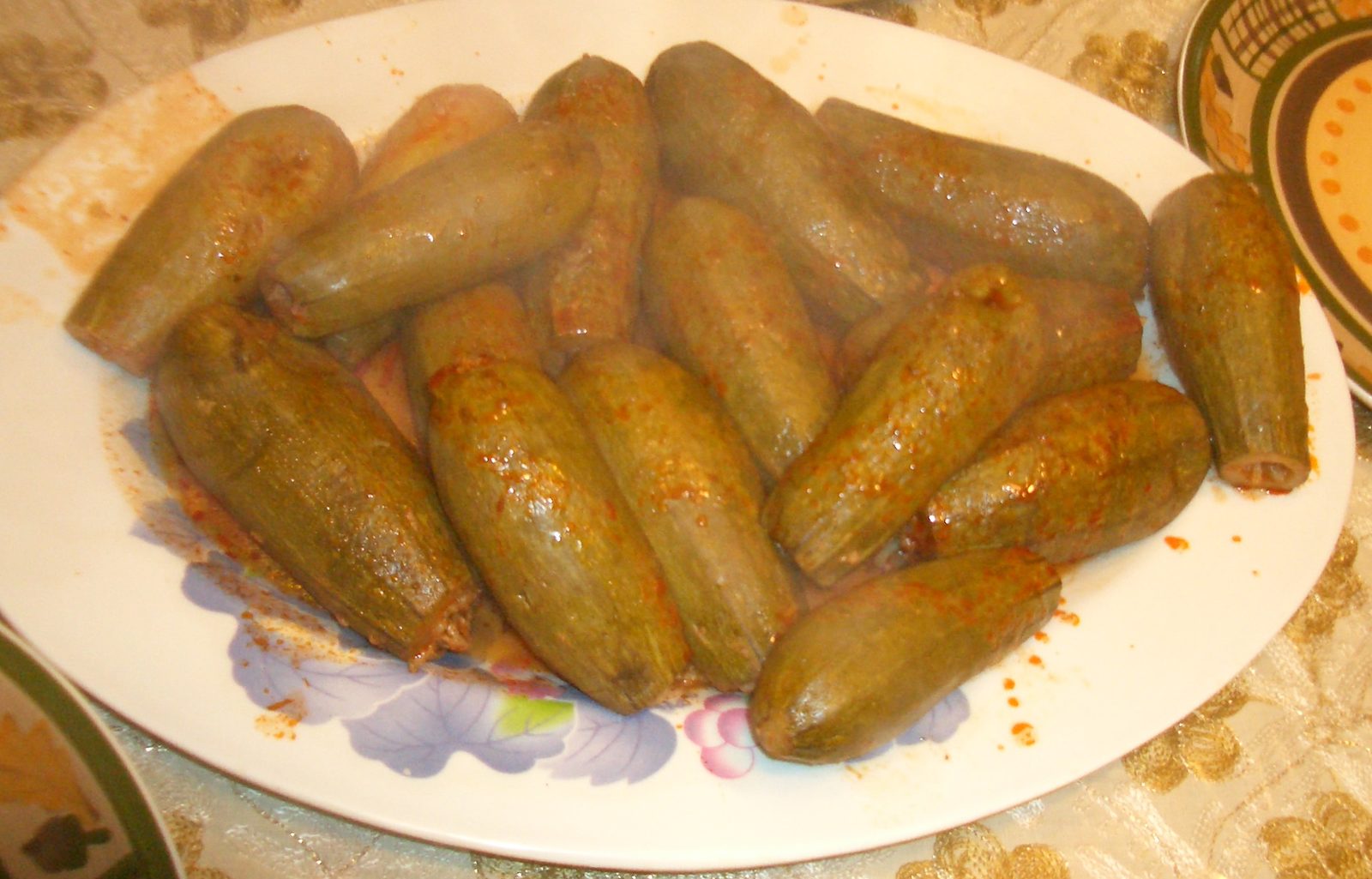 Courgettes farcies rangées dans un plat, cuites dans une sauce à la tomate