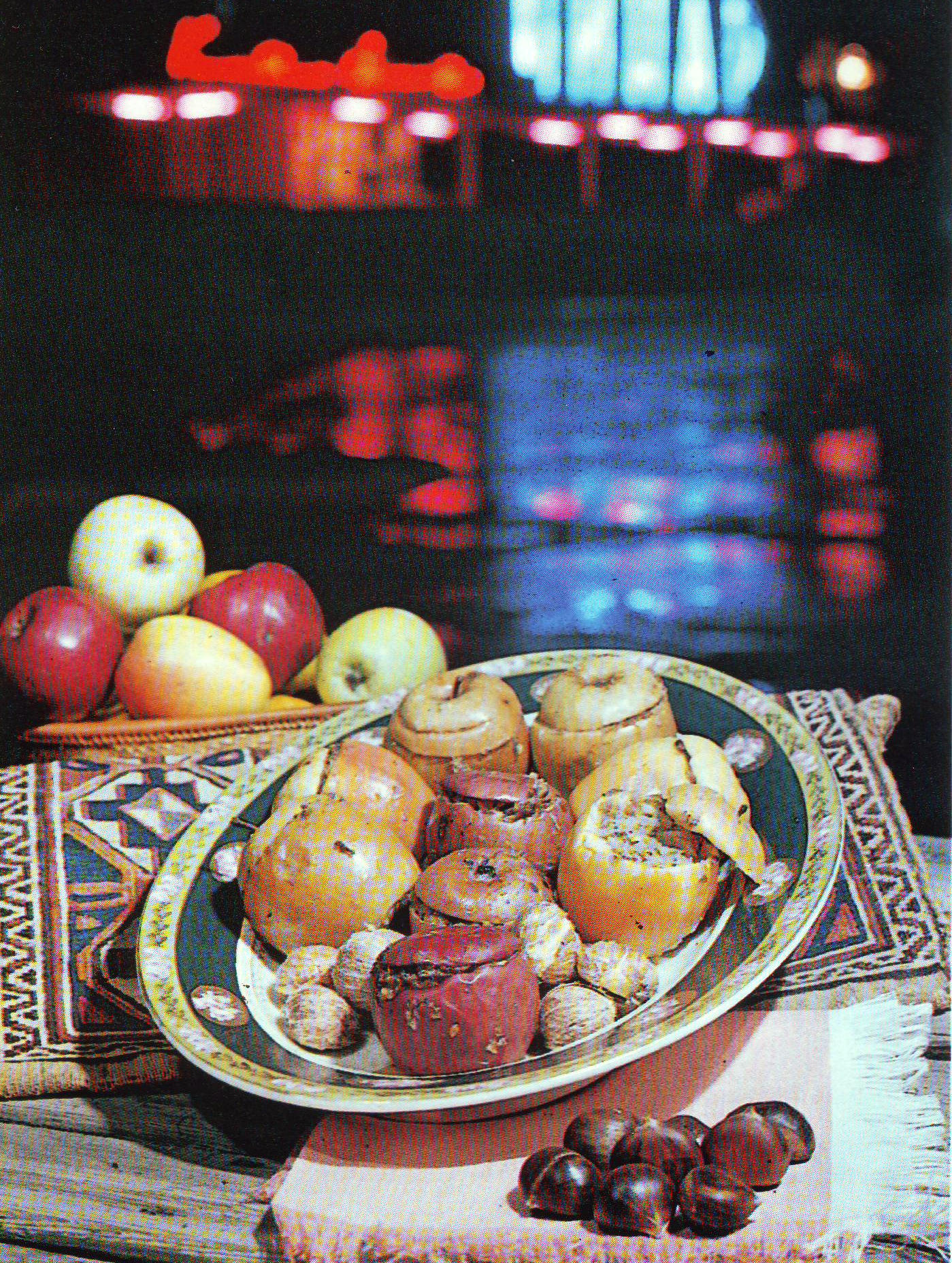 Pommes farcies cuites, servies sur un plat ovale, dans leur version azerbaïdjanaise (alma dolması)